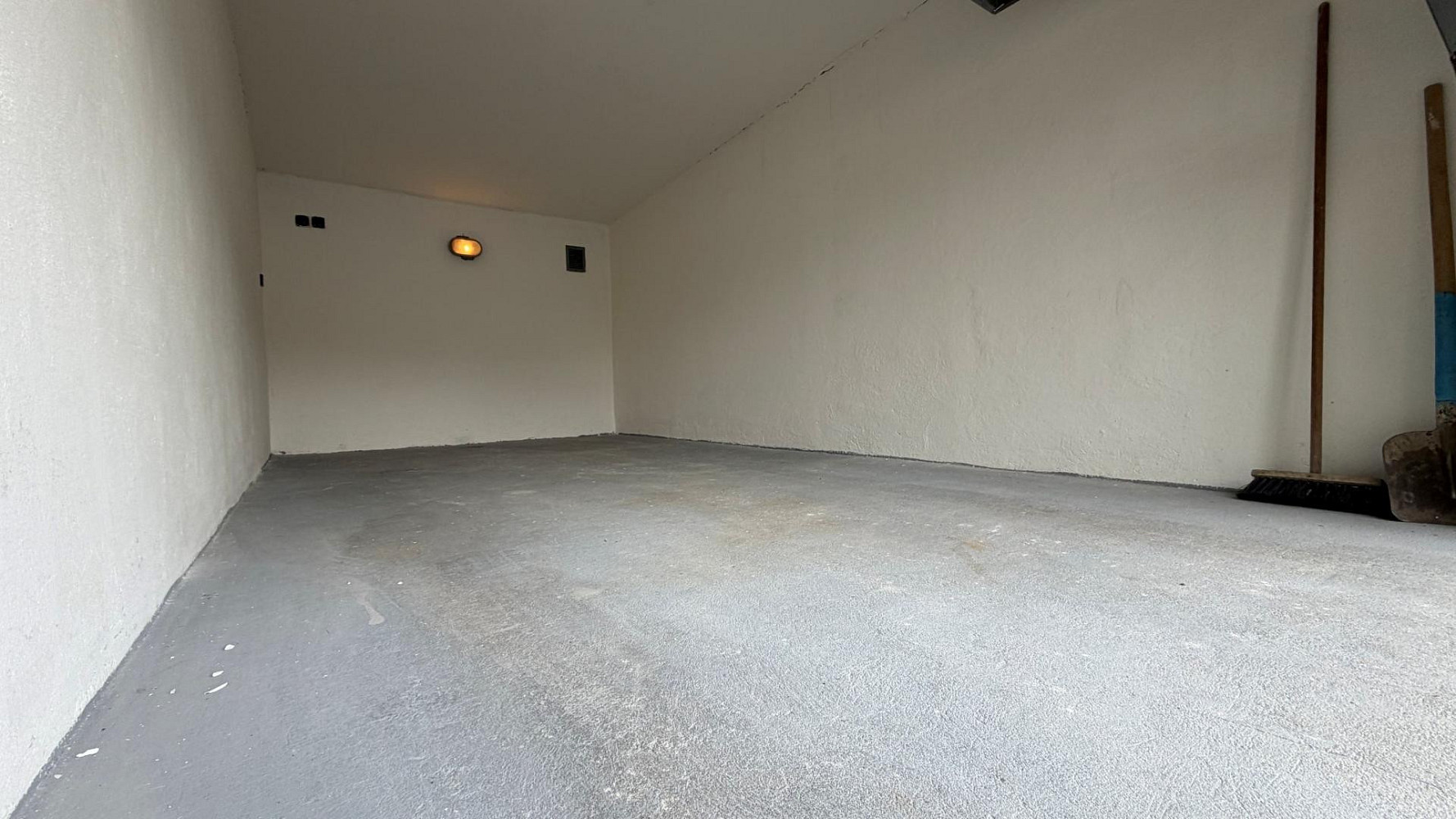 P-10, Malešice, řadová zděná garáž včetně pozemku, elektřina, ihned volná – fotografie 5