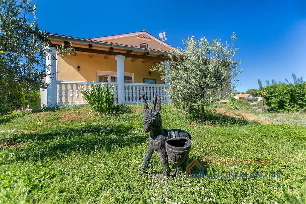 Prodej domu 139 m² s pozemkem 402 m² - Aanzicht 2
