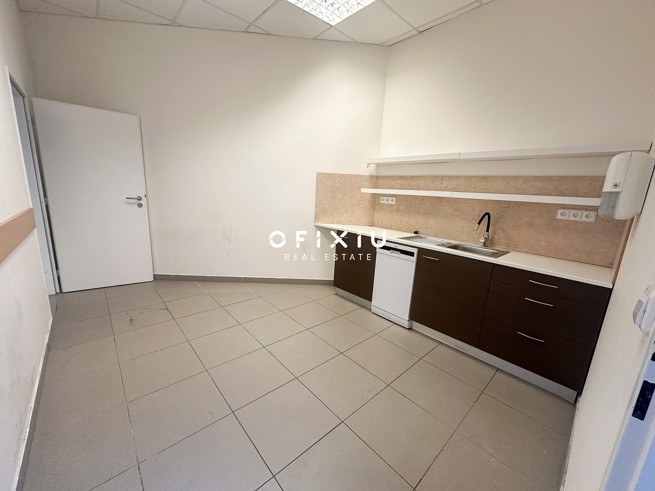 Pronájem kanceláře 197 m² – fotografie 5