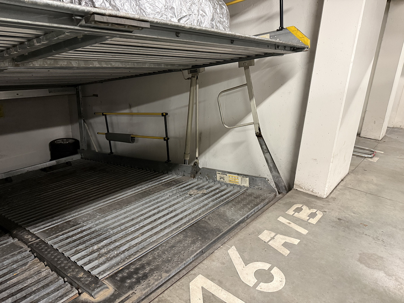 Pronájem garážového parkovacího stání - na žertvách 2230, praha 8 — photo 2