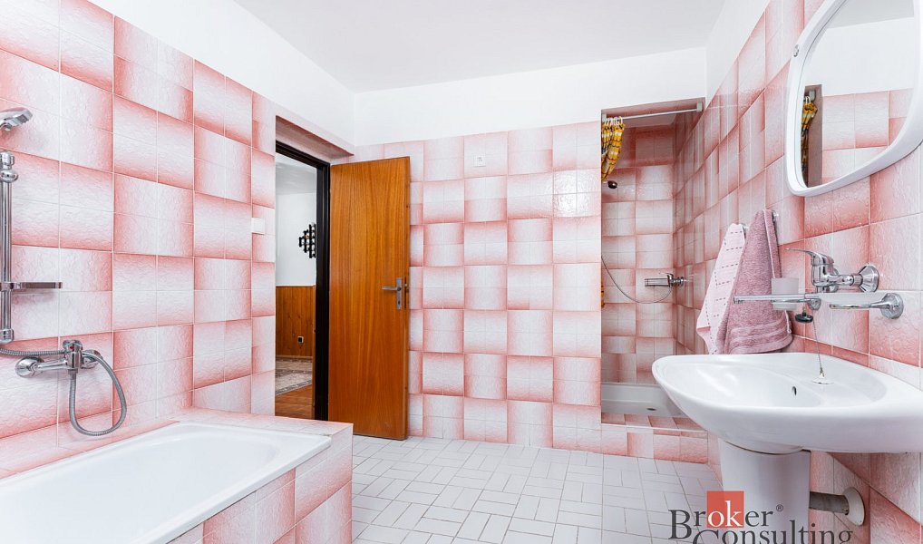 Prodej domu 255 m² s pozemkem 1 050 m², Pila – náhled fotky 8