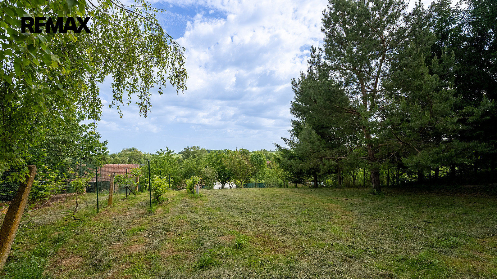 Prodej stavebního pozemku 908 m² – pohled 2