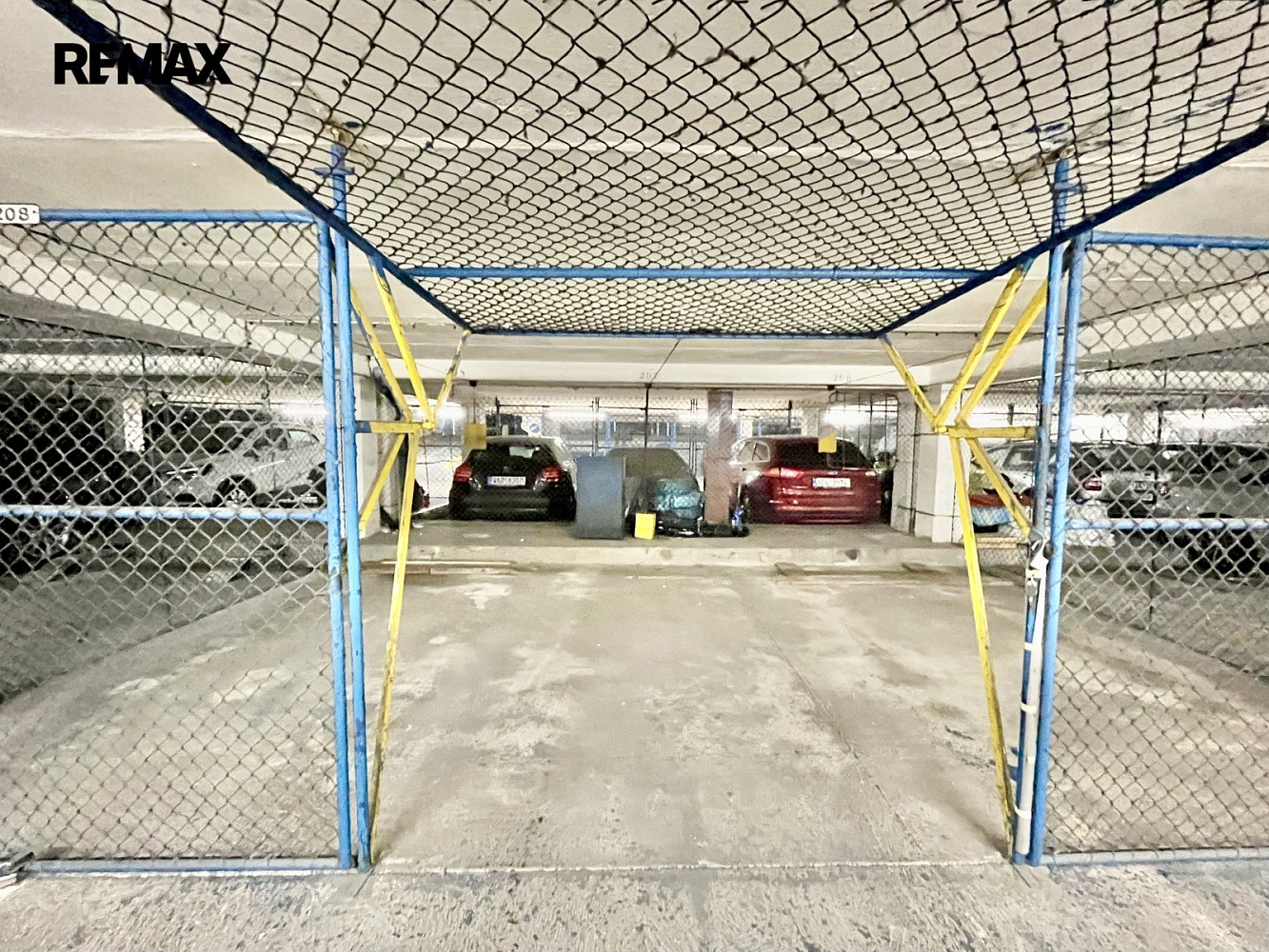 Garážové stání v rezidenční čtvrti v blízkosti oc arkády pankrác