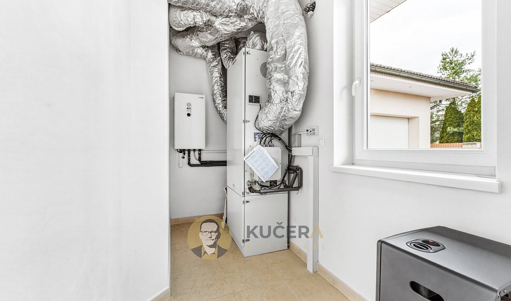Prodej domu 488 m² s pozemkem 1 376 m², Jesenice – náhled fotky 47