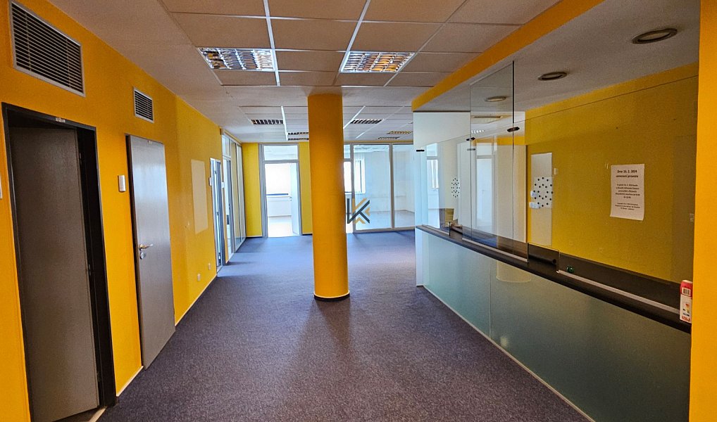 Pronájem kanceláře 555 m², Nupaky – náhled fotky 3