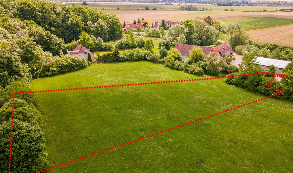 Prodej stavebního pozemku 2 204 m², Holice – náhled fotky 3