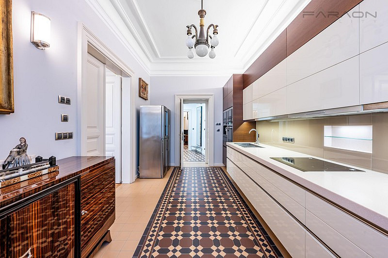 Pronájem bytu 4+1 184 m² – fotografie 2
