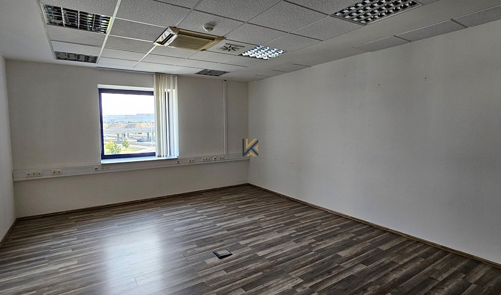 Pronájem kanceláře 555 m², Nupaky – náhled fotky 10