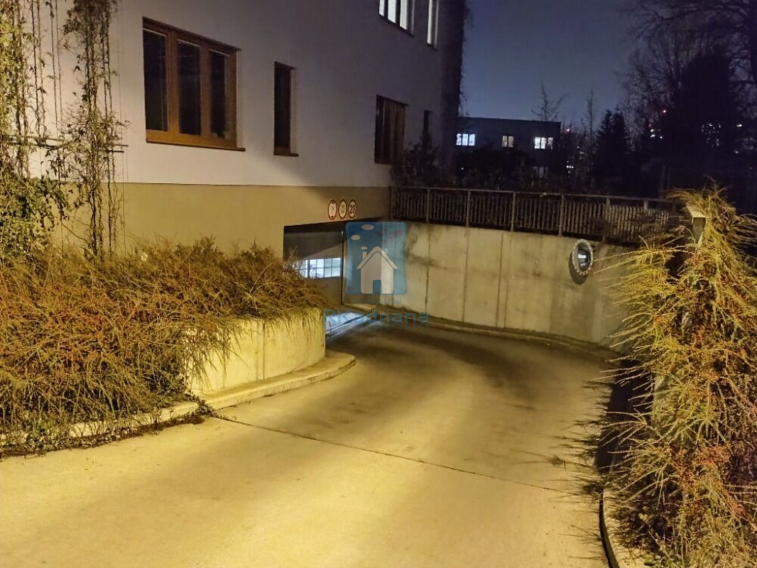 Pronájem garážového stání Praha 8, ulice Březenská – fotografie 3