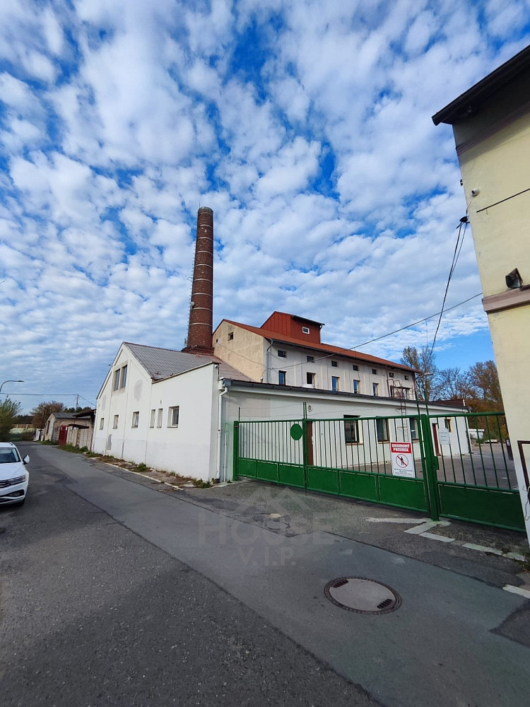 Prodej obchodních prostor 1 800 m²