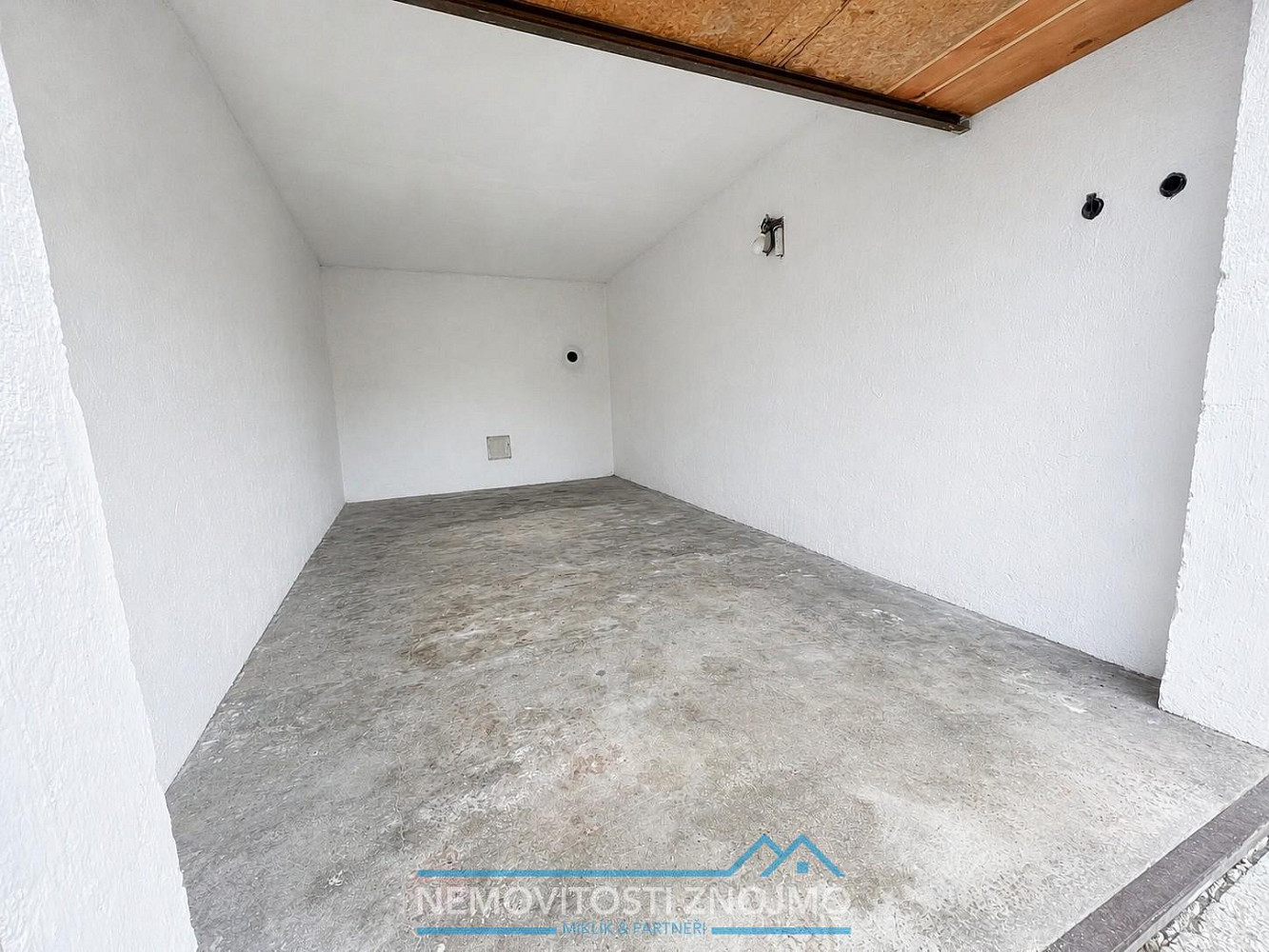 Prodej garáže v Sedlešovicích, 250m od koupaliště Louka ve Znojmě – fotografie 3