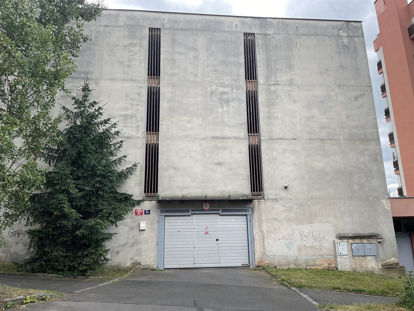 Pronájem garážového stání 15m2, Praha 4, Podolí