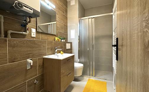 Pronájem bytu 2+kk 42 m², nám. Kpt. Otm. Chlupa, Znojmo