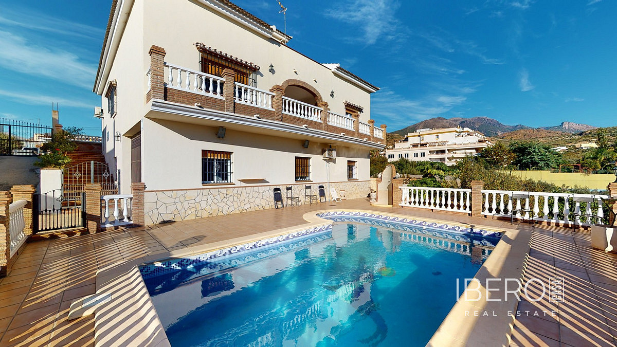 Prodej domu 528 m² s pozemkem 1 147 m²