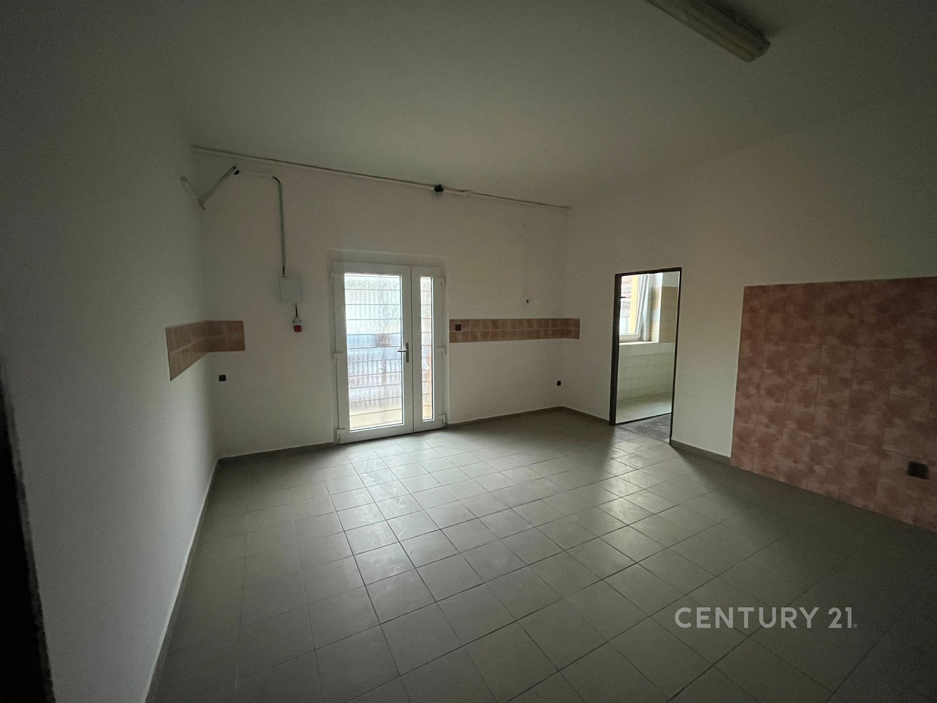 Pronájem komerčního objektu (jiného typu) 233 m² – fotografie 2
