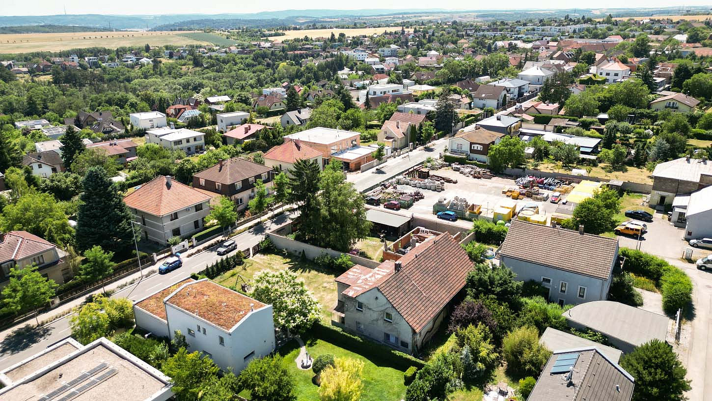 Prodej stavebního pozemku 704 m² – pohled 2