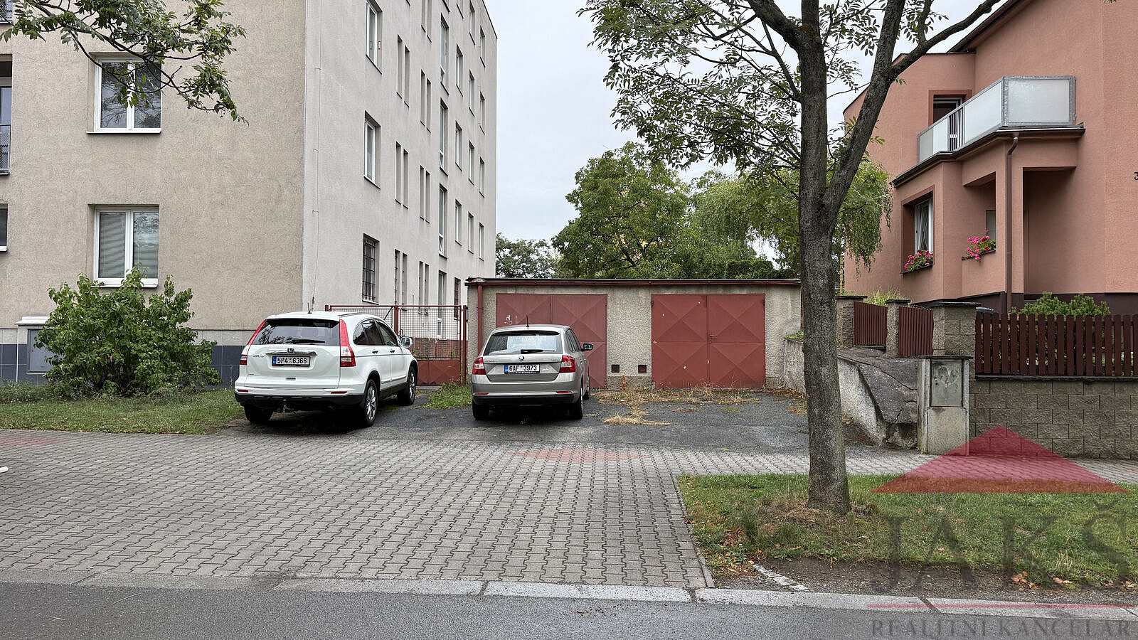 Plzeň - Slovany, ul. Stanko Vodičky schovaná řadová garáž 20 m2 s el. – fotografie 5