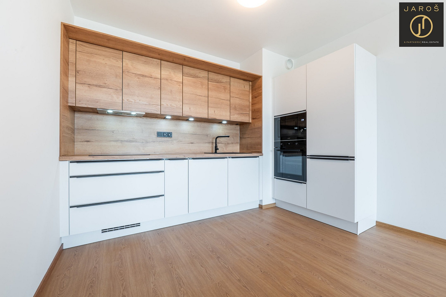 Pronájem bytu 3+kk 76 m² — photo 2