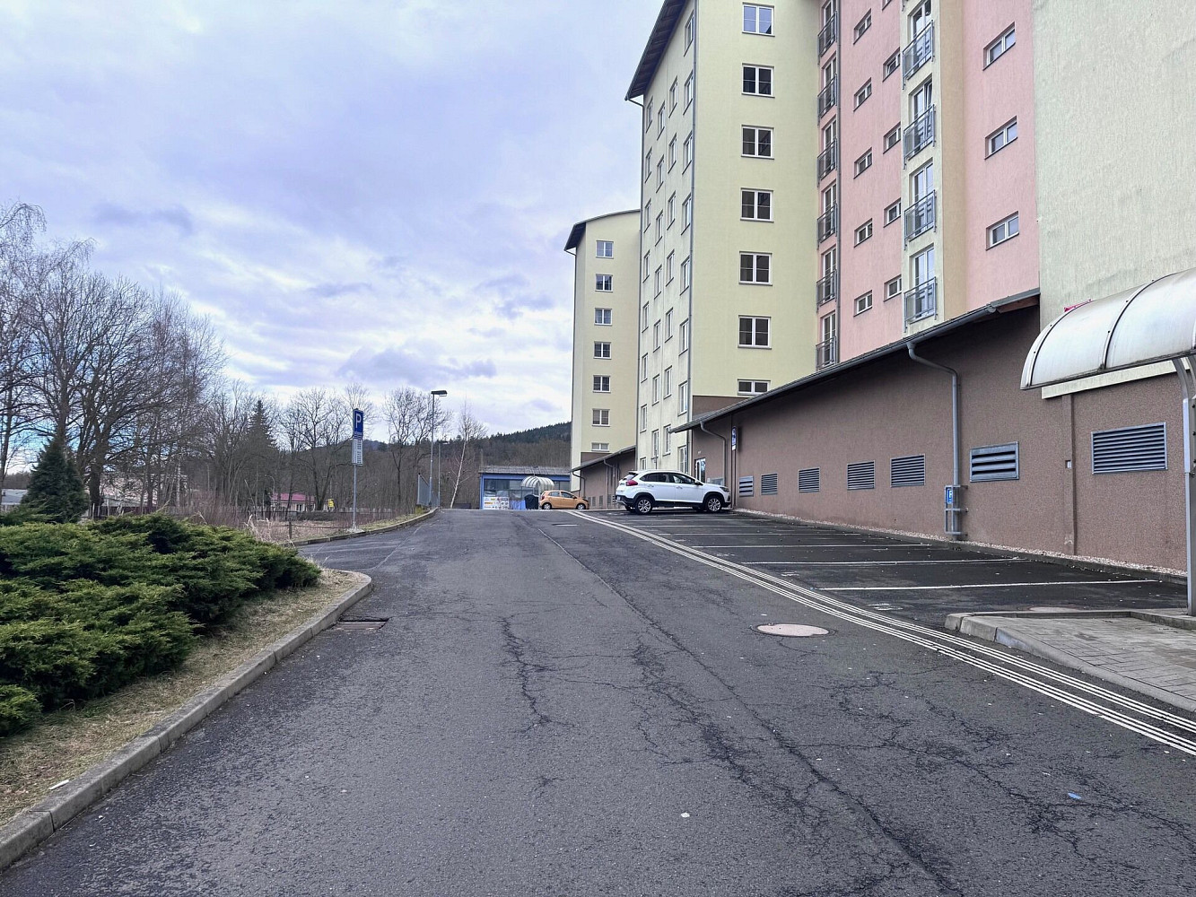Venkovní parkovací stání 13 m2, ul. waldertova — photo 3