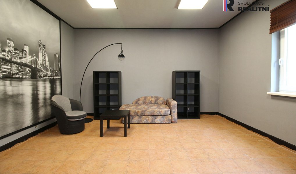 Prodej domu 705 m² s pozemkem 1 300 m², Hlohovec – náhled fotky 11