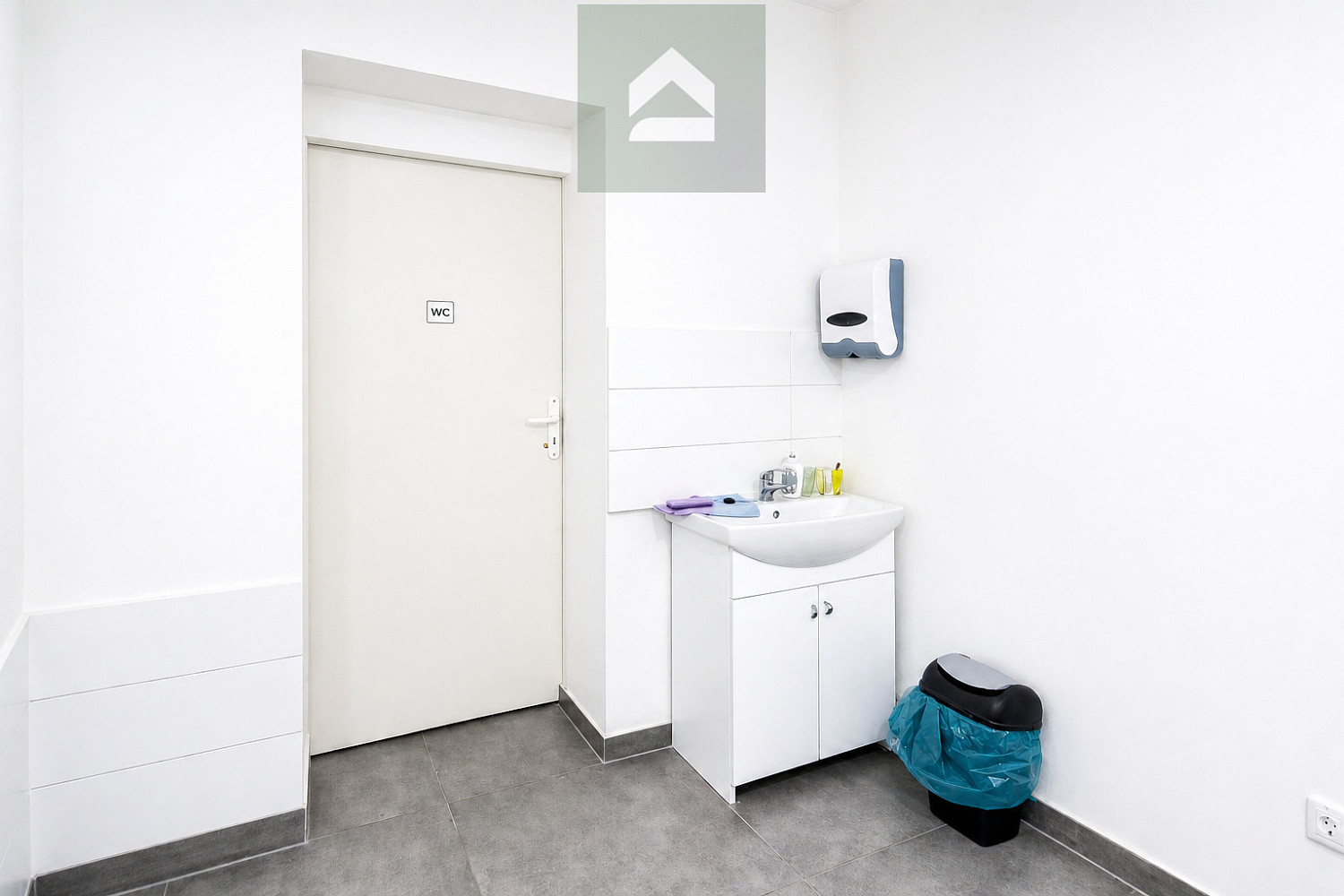 Pronájem komerčních prostor kadeřnictví &amp nehtové studio — photo 5